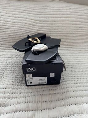NIB INC Yadira Black Gold Hardware Thong Sandals Size 8